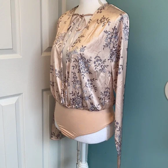 MISGUIDED Satin Floral Bodysuit-Blush - Picture 5 of 14